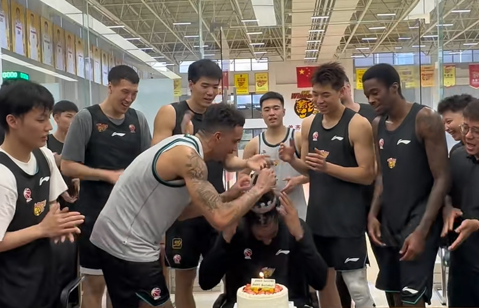 旺财28竞猜-广东为萨林杰庆生！崔永熙故意调侃，杜锋送上一脚，胡明轩缺席！